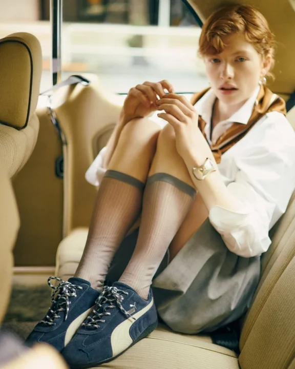 車内でスニーカーを履く女性