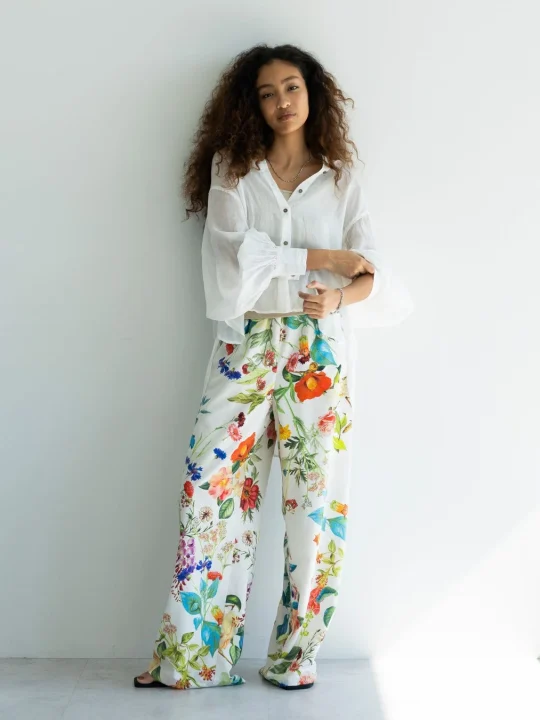 リネンギャザースリーブブラウスとフラワープリントパンツ