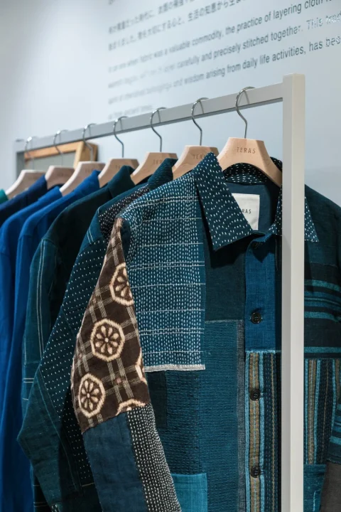 ハンガーラックに並んだ藍染衣類