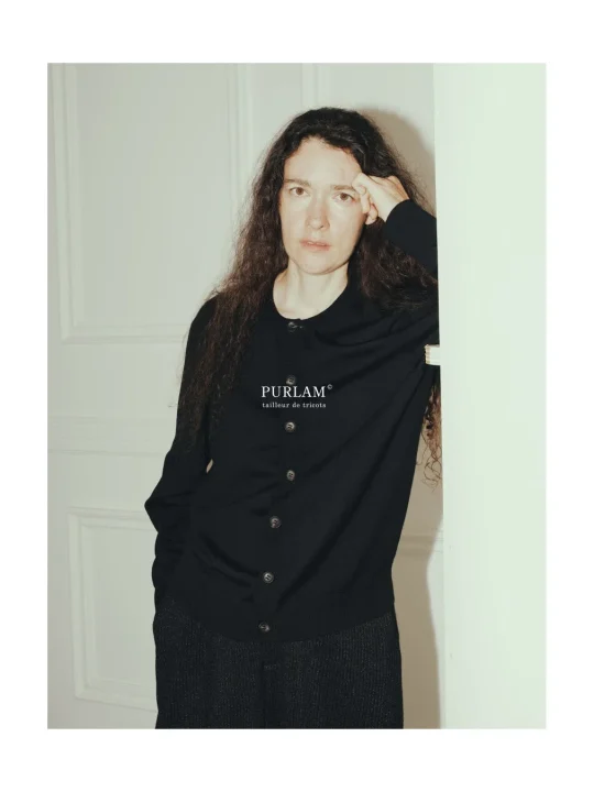 黒いカーディガンを着た女性モデル