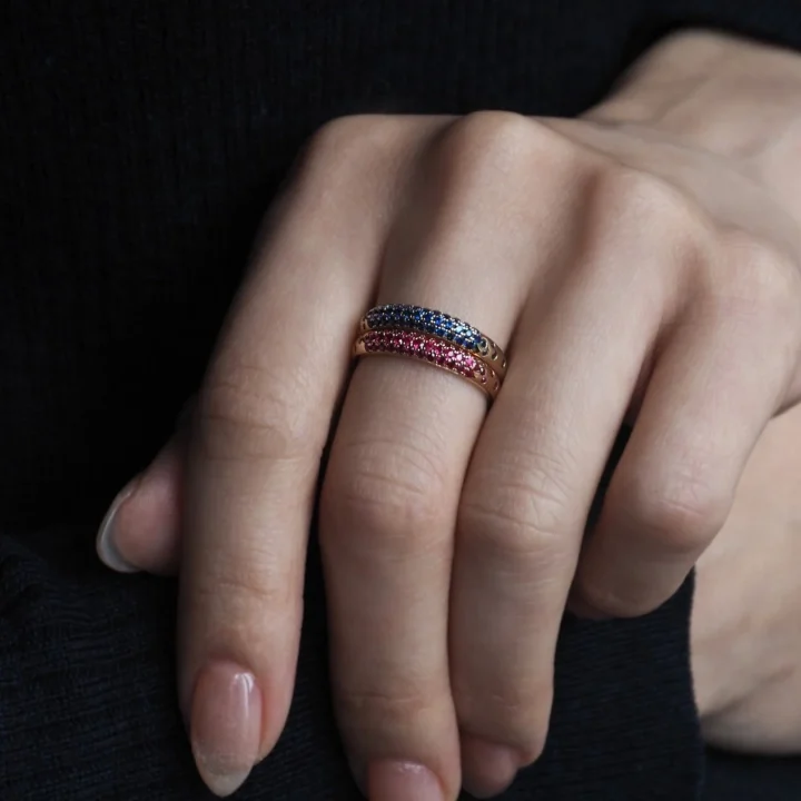 青とピンクの宝石が交互に並んだエタニティリング