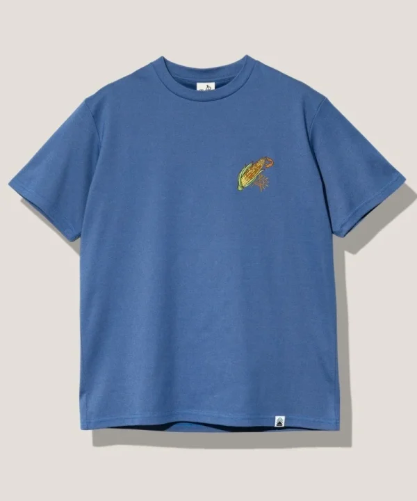 青色の半袖Tシャツで、左胸にはトウモロコシと太陽のようなデザインのカラフルなイラストがプリントされています。裾には小さなブランドタグが付いており、夏のカジュアルな装いにぴったりの一枚です。