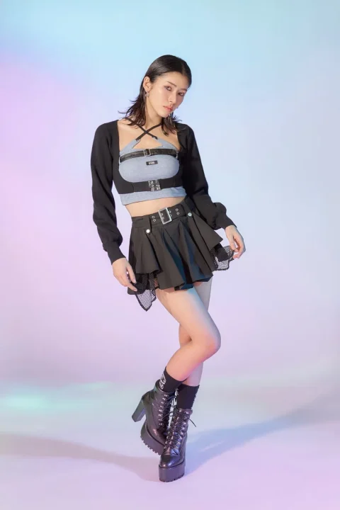 ミニスカートと厚底ブーツの女性