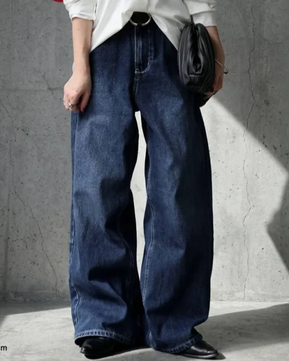 濃いブルーのワイドデニムと白シャツのコーディネート