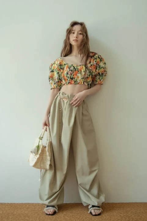 花柄クロップトップとワイドパンツ
