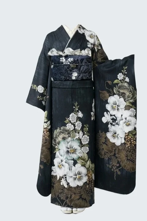 黒地にパンジーのような花柄の振袖