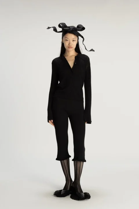 女性モデル、黒服、リボンハット