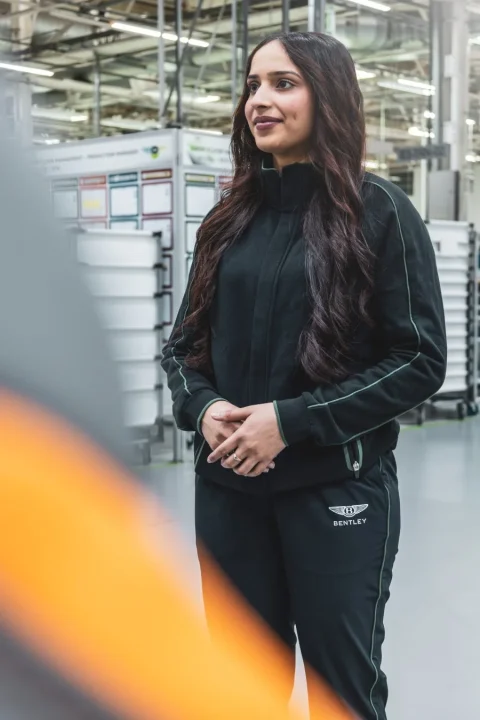 工場内で立つ女性作業員