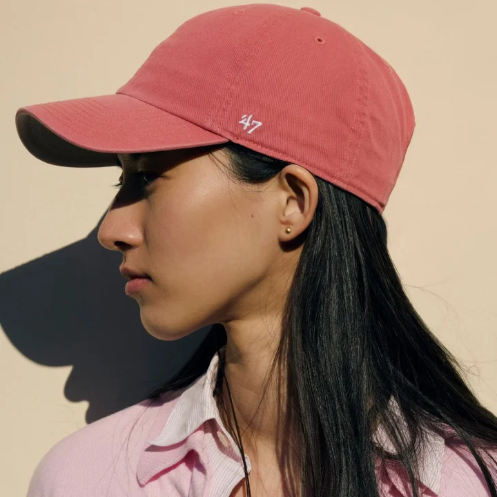 ピンクのキャップの女性の横顔