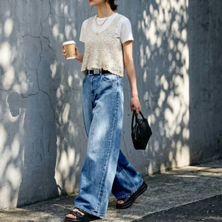 白Tシャツにかぎ編みベスト、ワイドデニムの夏コーデ