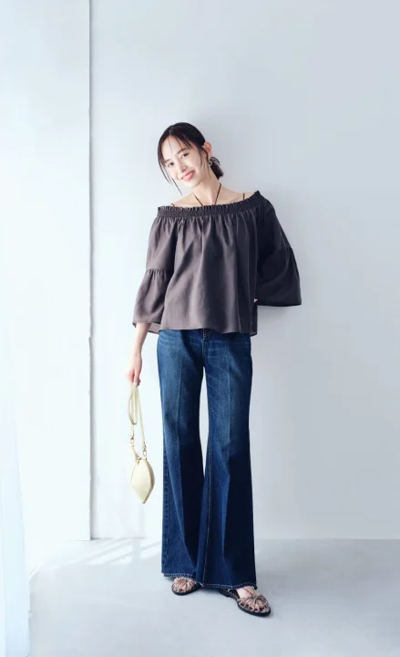 センタープレスフレアデニムパンツのスタイル