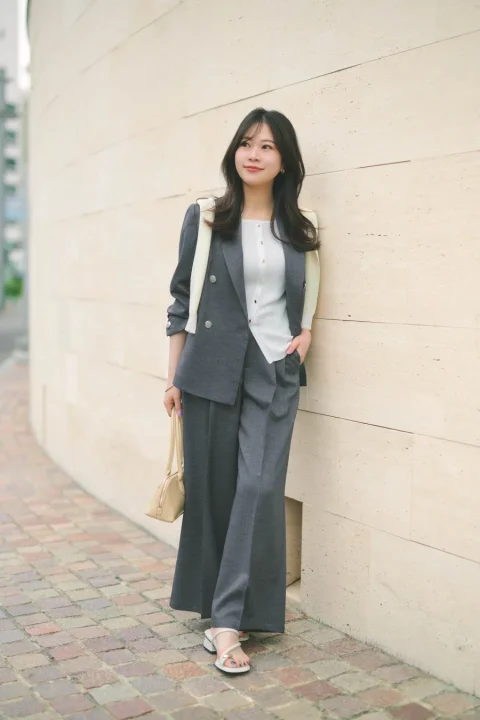 グレーのジャケットとワイドパンツのスタイリング