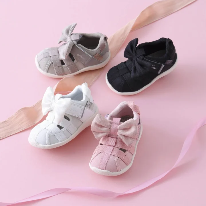 リボン飾りが特徴的なベビーシューズが4色並べられている