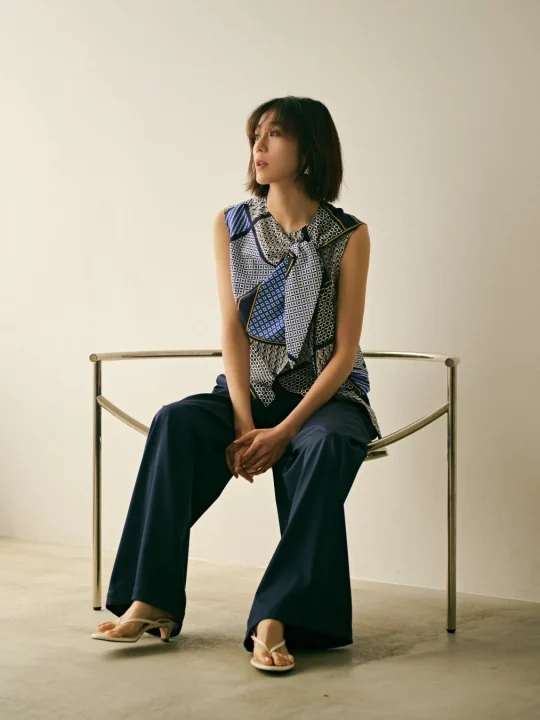 柄物ノースリーブとワイドパンツを着こなす女性