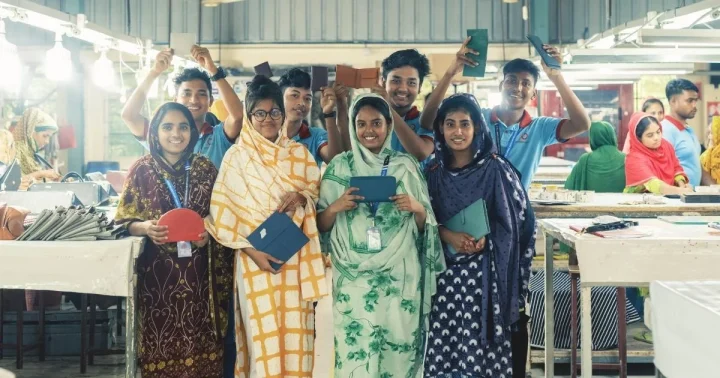 工場で働く人々