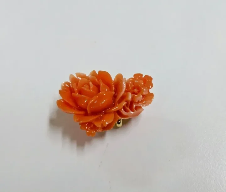 花モチーフの彫刻パーツを使ったアクセサリー