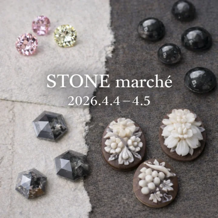 様々な種類の宝石や天然石が展示されたSTONE marché