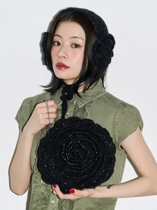 女性、 ファッション、 イヤマフ、 バッグ、 キラキラ、 黒、 グリーン、 カーキ、 ポートレート、 スタジオ撮影、 ニット、 バラ、 花モチーフ、 アクセサリー