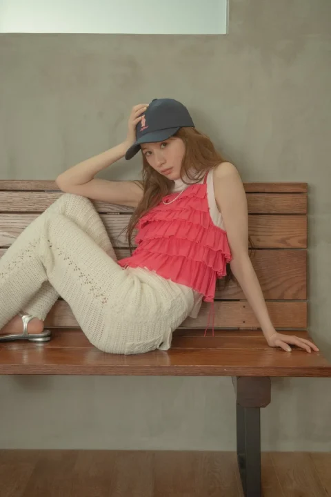 ピンクフリルトップスとニットパンツ