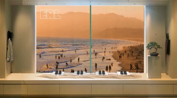 夕焼けのビーチを描いたディスプレイ