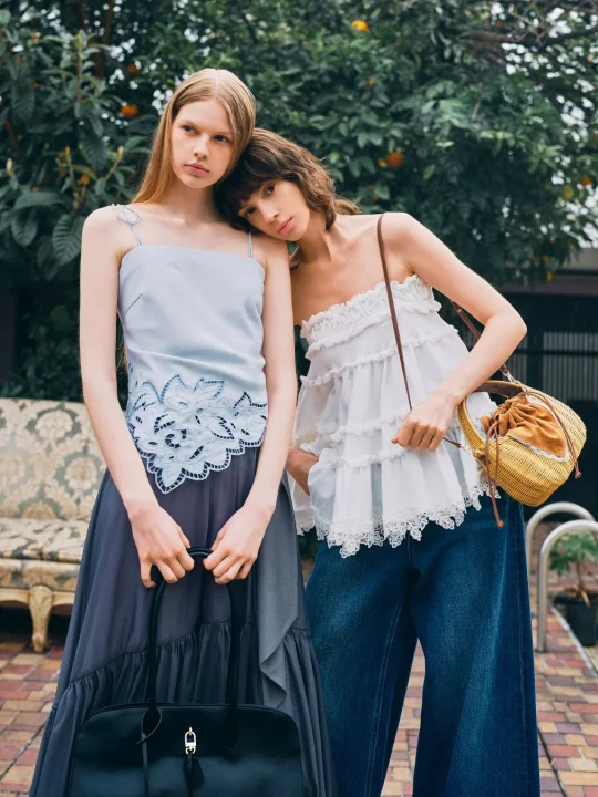 水色のトップスとグレーのスカート、白いオフショルダートップとデニムを着用したモデル