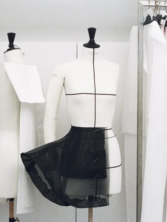 マネキンにシアー素材のスカート
