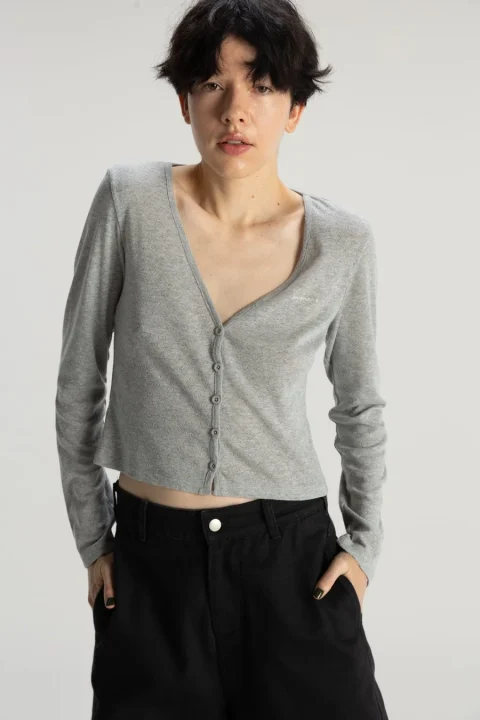 女性モデル、グレーカーディガン