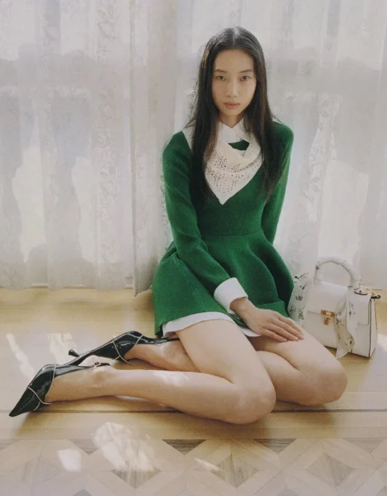 緑色のミニドレスを着た女性