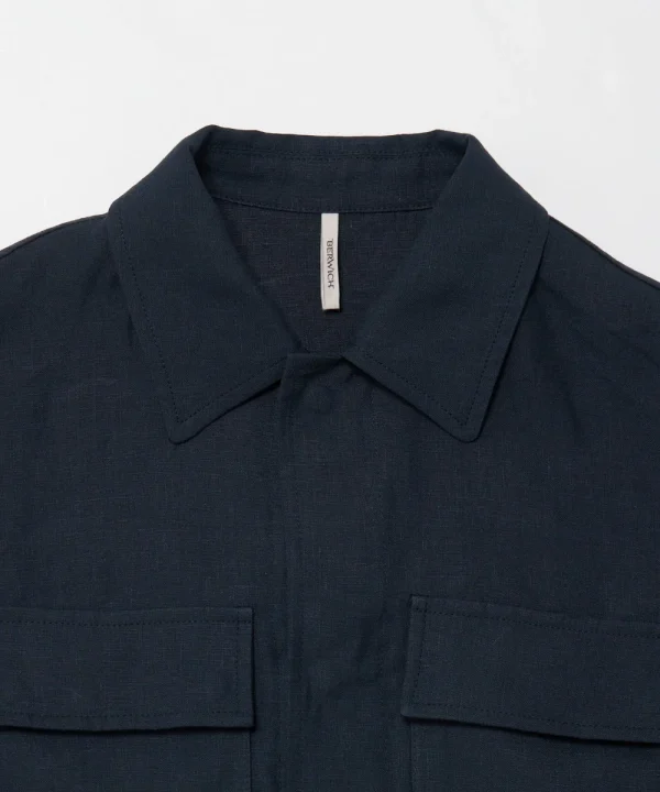 BERWICHシャツの襟元とポケットのクローズアップ