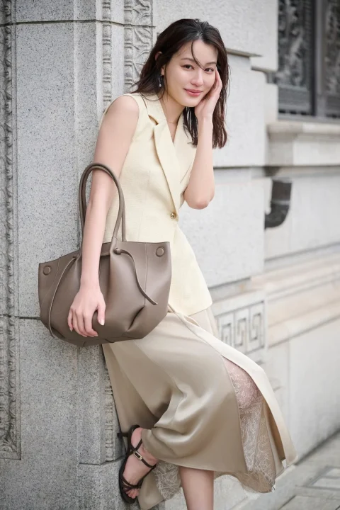 ノースリーブとレーススカート