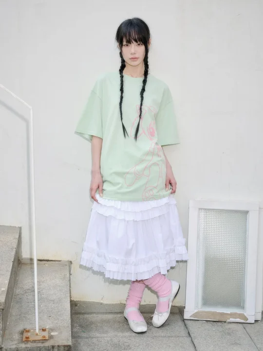 女性、モデル、ファッション、ストリート、オーバーサイズTシャツ、ミントグリーン、フリルスカート、白、レッグウォーマー、ピンク、メリージェーンシューズ、三つ編み、カジュアル、フェミニン、原宿系、全身、屋外、壁、階段、窓枠