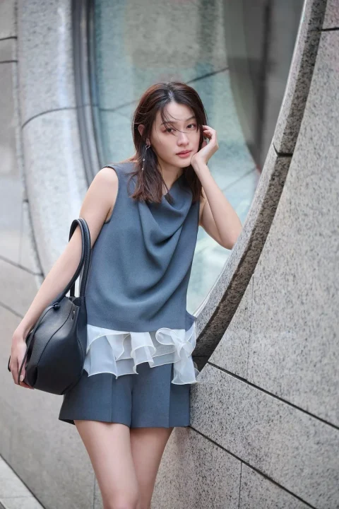 グレーノースリーブとショートパンツ