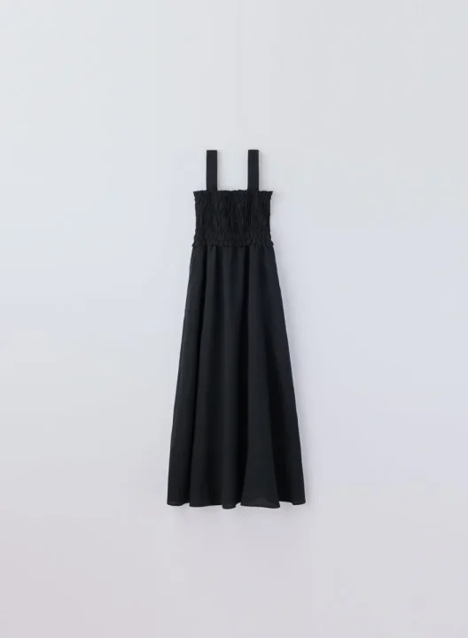 黒のシャーリングマキシドレス