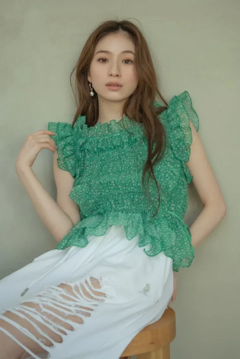 緑フリルトップとダメージ白パンツ