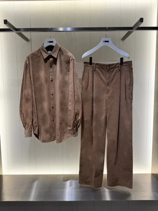 ブラウンのスエード調シャツとパンツ