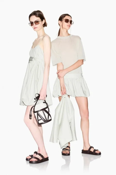 バケットバッグを持つ女性モデル