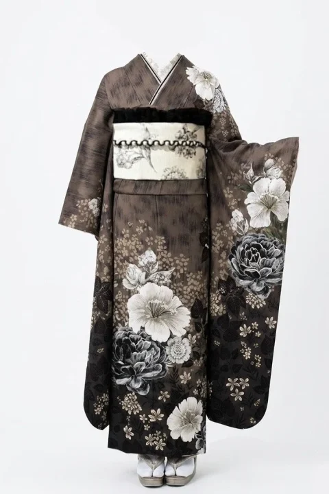濃いブラウン地に大きな花柄の振袖