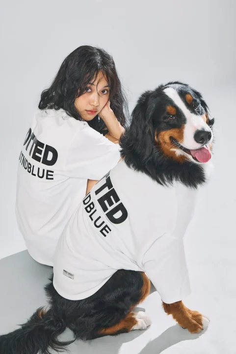 お揃いのTシャツを着た女性とバーニーズマウンテンドッグ