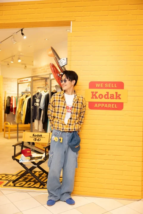 男性がKodakアパレルを着用し笑顔で立つ