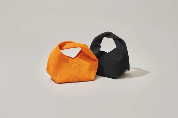 オレンジと黒のミニバッグ