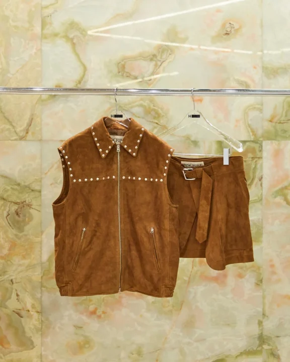 ブラウンのスエード調ベストとショートパンツ