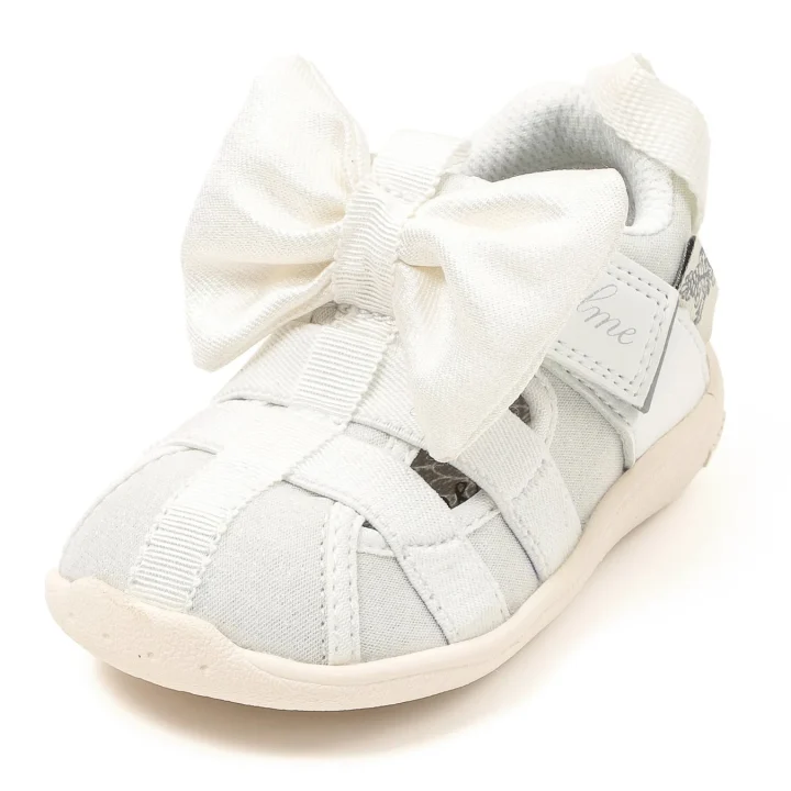 大きな白いリボンが特徴のベビーシューズ