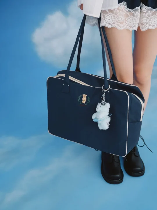 ボストンバッグとクマのチャーム