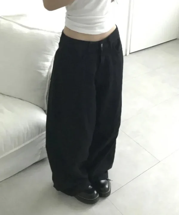 白トップスと黒ワイドパンツのコーディネート