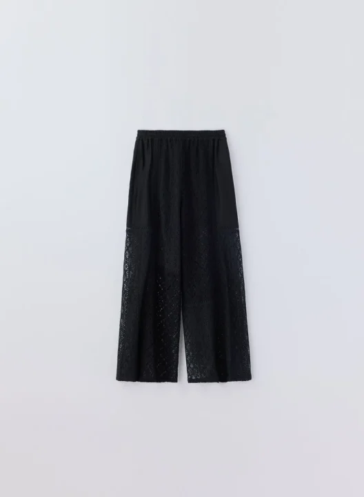 黒のレースワイドパンツ
