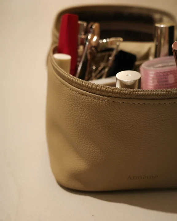 ポーチに収められたコスメ