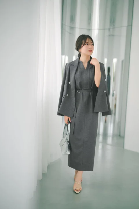 ジャケットとワンピースの組み合わせ