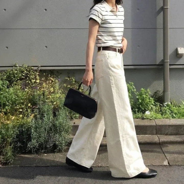 ボーダーTシャツと白ワイドパンツのきれいめカジュアル