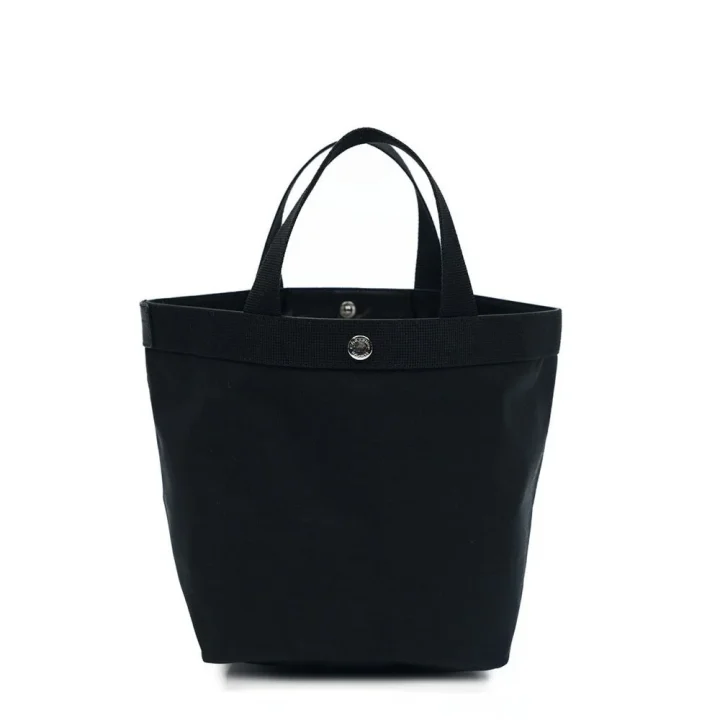 シンプルなデザインの黒いトートバッグ