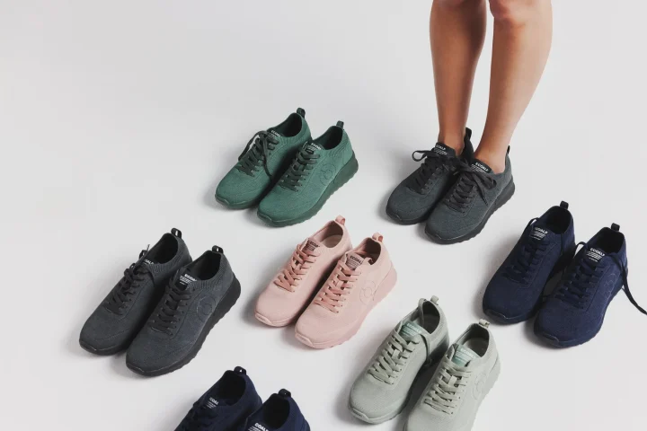 カラフルなスニーカー群